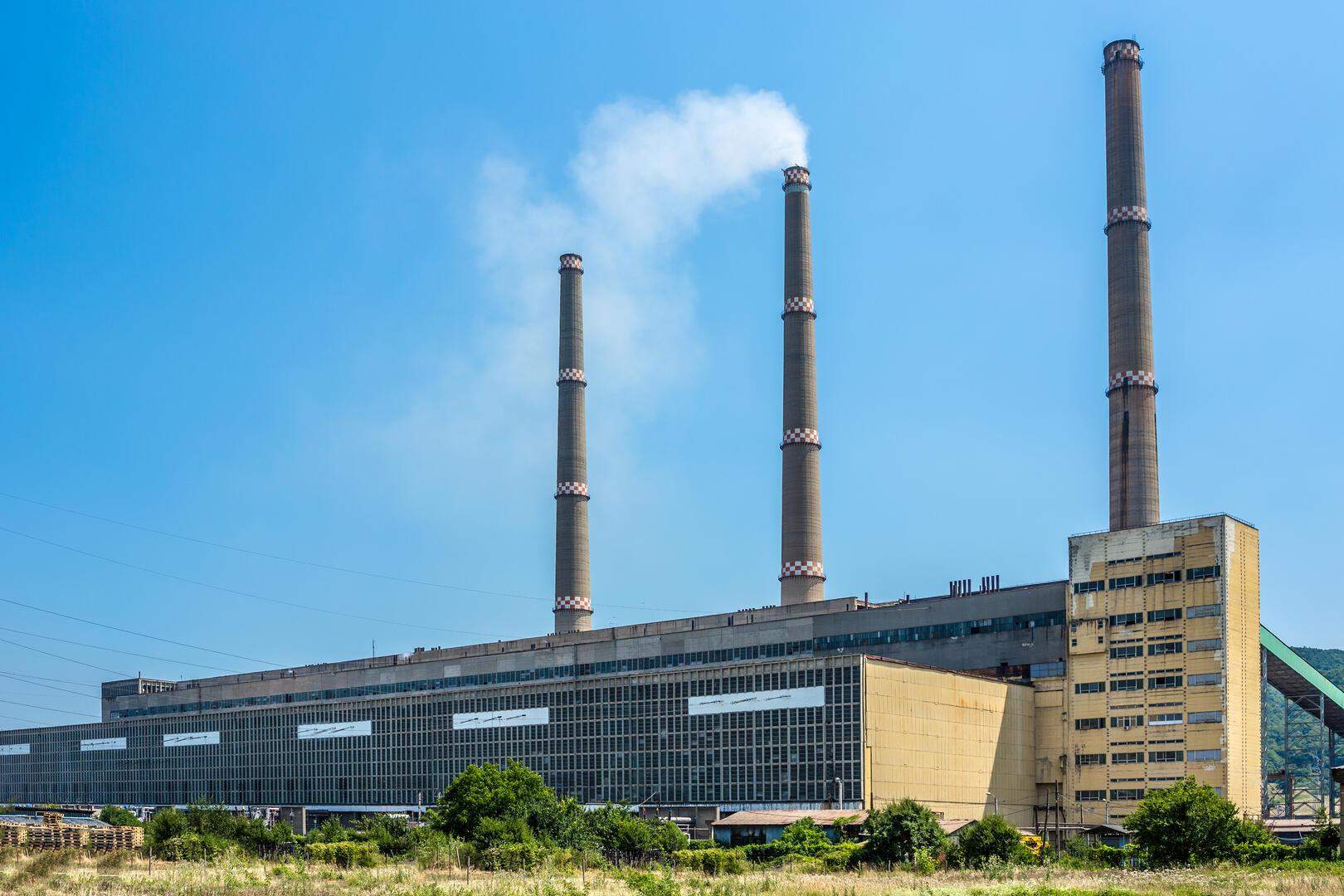 Usine avec des cheminées