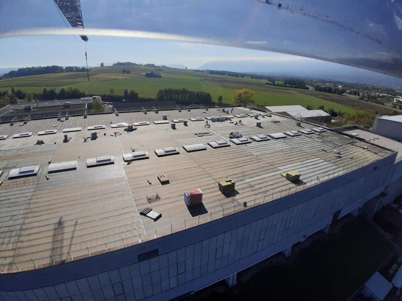 Vue du toit d'une usine prise d'une grue