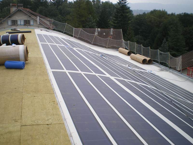 Panneaux photovoltaiques sur un toit