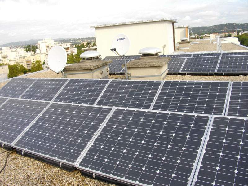 Panneaux photovoltaiques sur un toit