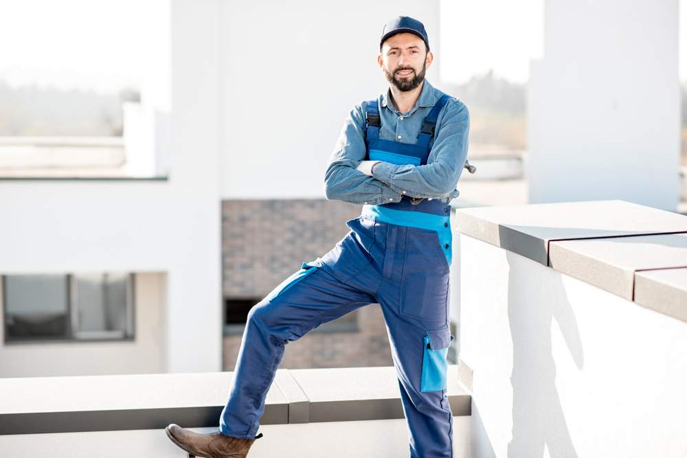 Technicien en bleu de travail